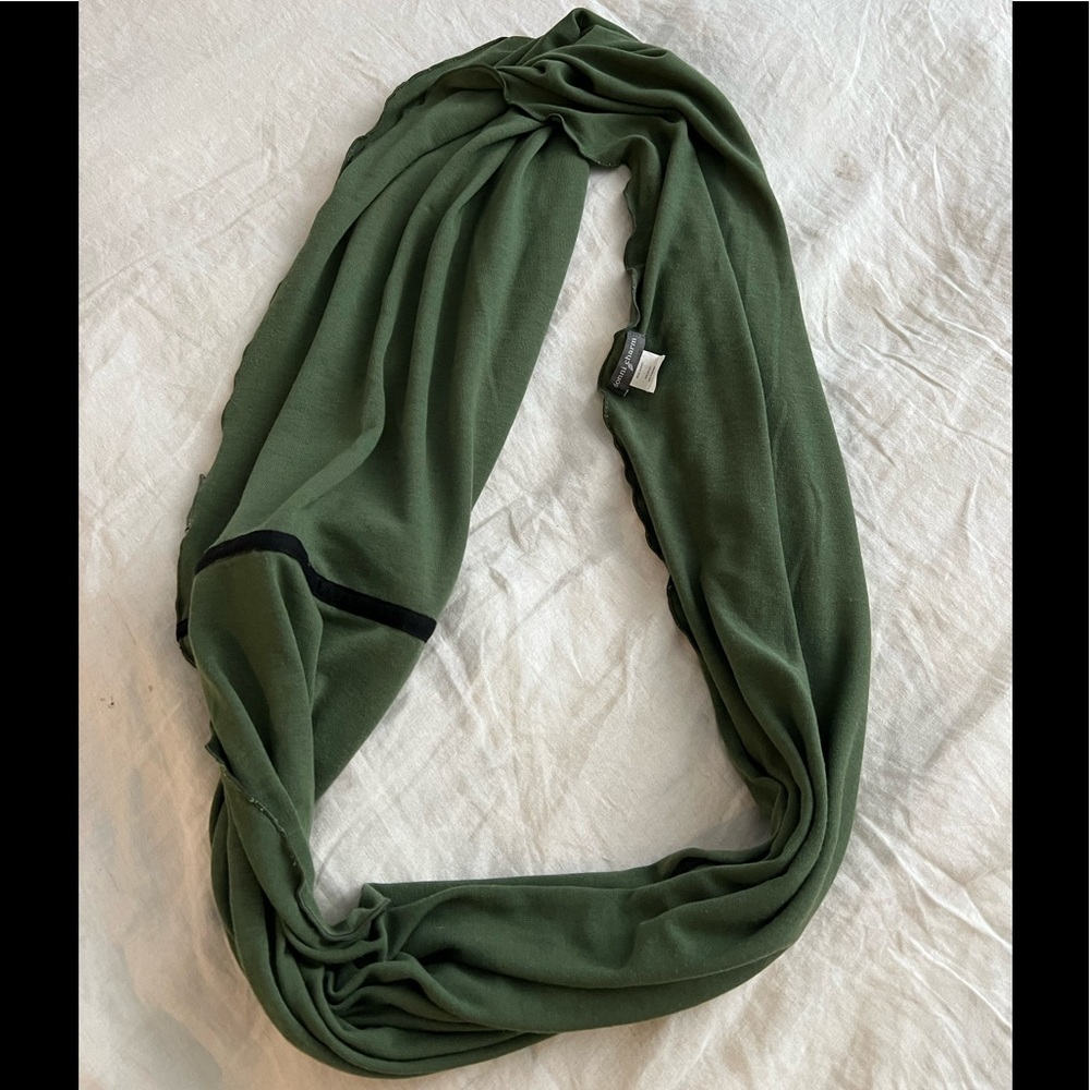 DONNI GREEN W 1 BLACK DETAIL CIRCULAR SCARF.